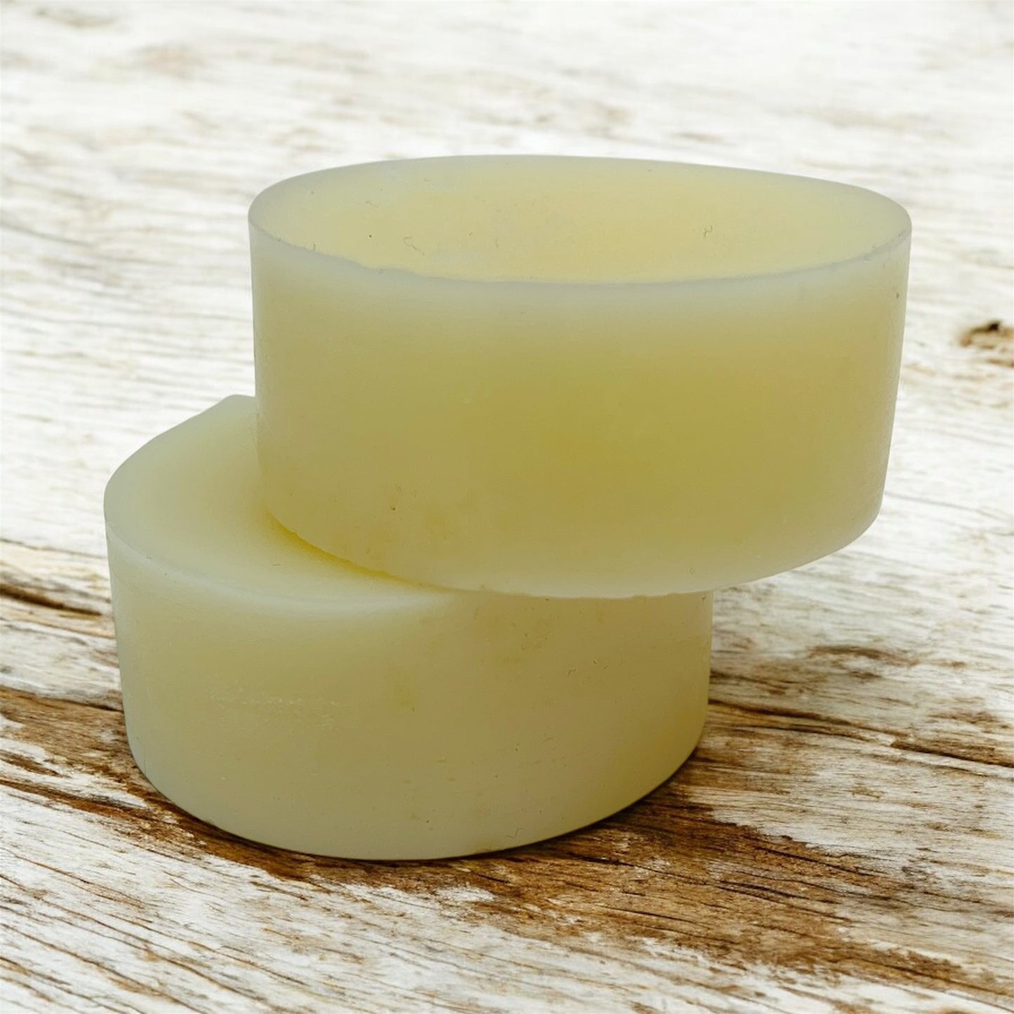 Round conditioner bar held in hand – plastic-free hair treatment.