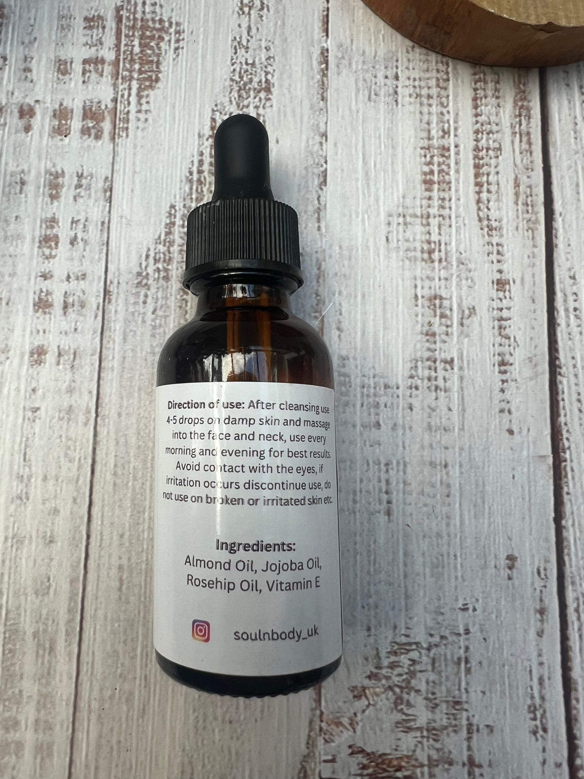 Lightweight non-greasy face and body oil texture – silky formula for soft, glowing skin
