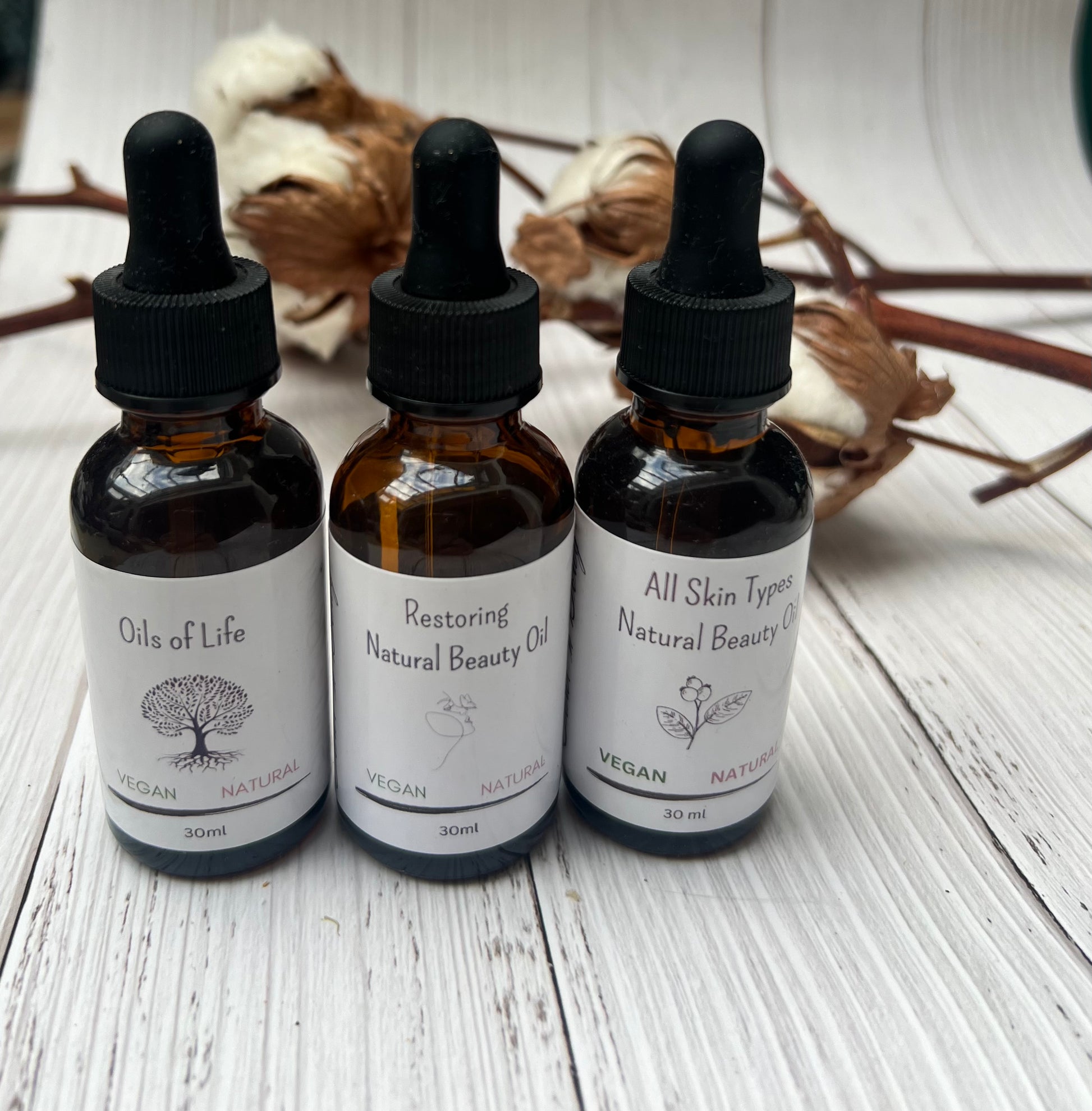 Natural skincare oil with macadamia, rosehip, and avocado oils, perfect for hydration and improving skin texture.