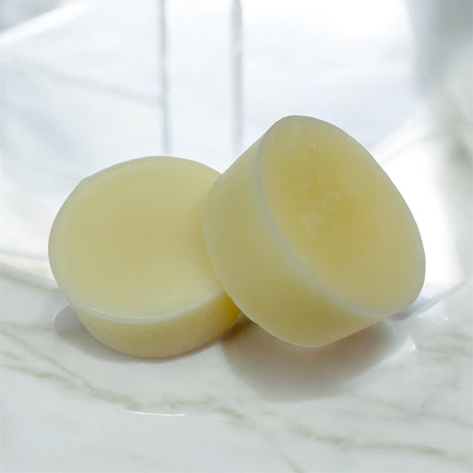 Solid conditioner bar on cork background – eco-friendly, zero-waste hair care.